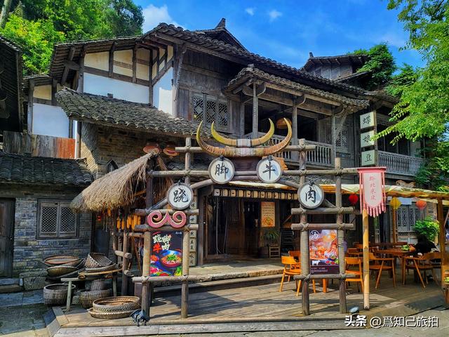 遵义乌江寨山峦连绵起伏 碧水绕寨而行