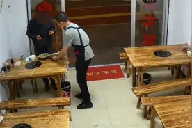 男子进餐馆欲吃剩饭，店主夫妻端来免费餐食：盼望他再来图片