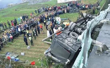 一夜大雾变鬼门关！连霍高速九死七伤，致命连环撞谁之过？