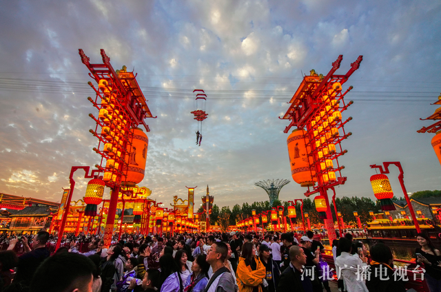 唐山：长假尾声河头老街景区游客多