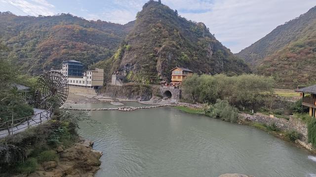 赏秋秦岭，摩旅商洛（04）陕南第一关，楚北第一门，打卡牛心关