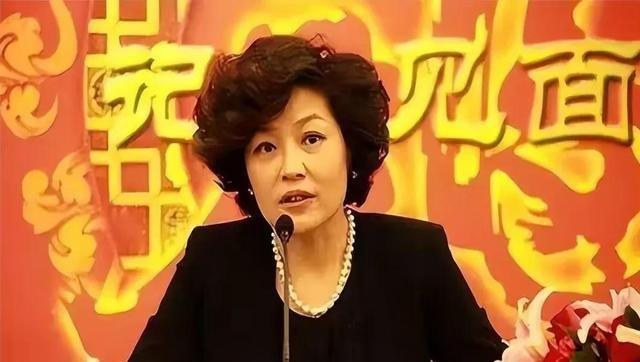 演都不演了？李咏美国下葬7年后，妻子哈文还是走上了姜昆的老路