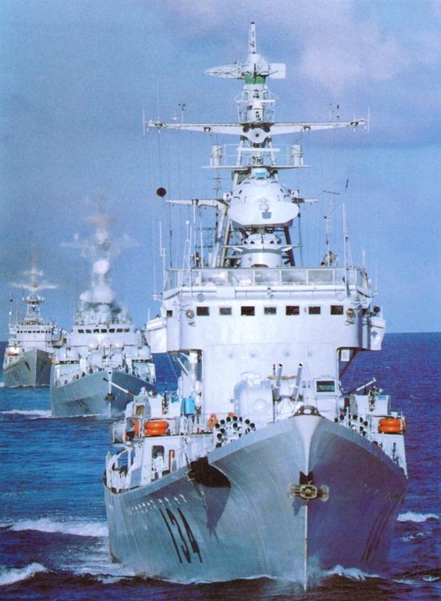 央视最新曝光：中美疑似爆发激烈海上交锋	，外舰挑衅被我052D锁定