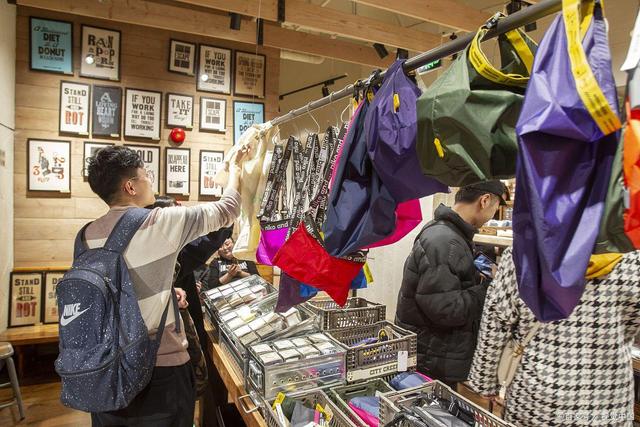 大量日本游客涌入杭州，打着旅行幌子不游西湖不品杭帮，为啥来？