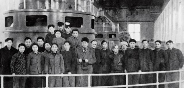 李鹏总理年轻时有多帅？1959年在吉林留影，31岁玉树临风气质不凡