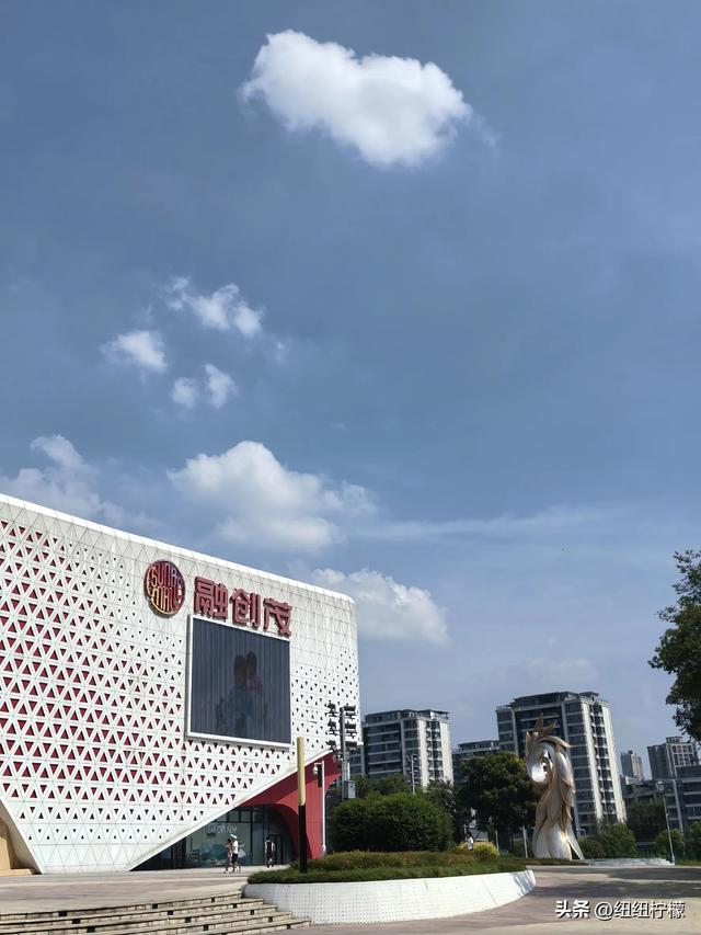 周末，带孩子到商场里的海洋世界玩一玩