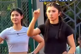 显眼包！吴艳妮跑前比划招牌动作，夏思凝背后笑出声来图片