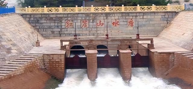 24万中国人在沙漠干大事？耗40年挖出10个西湖，美专家：立即停手