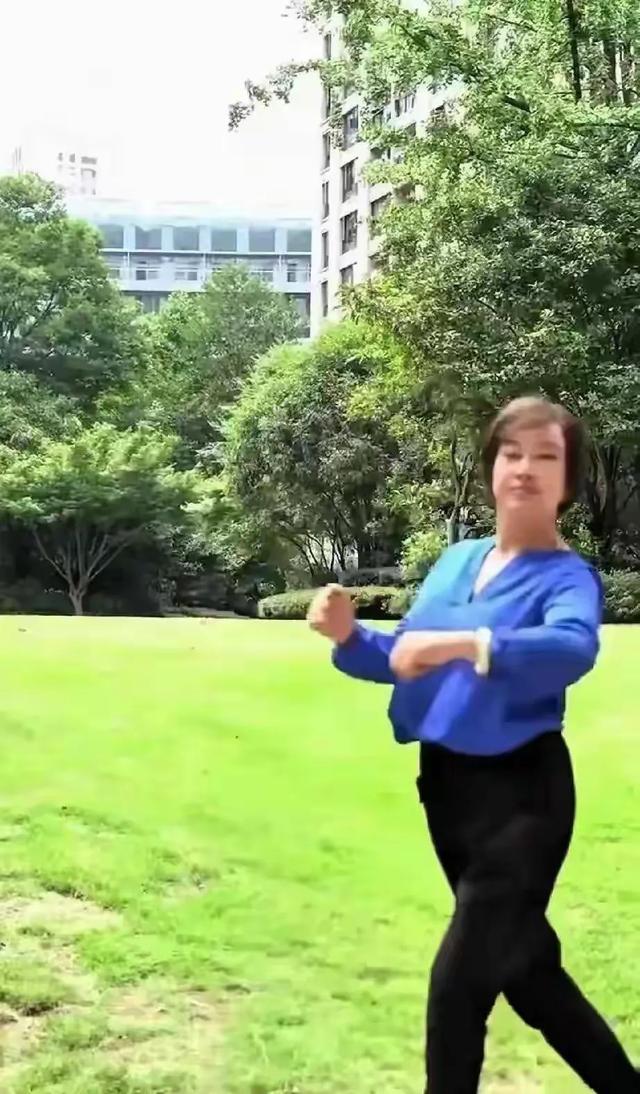 75岁的刘晓庆在公园里跳舞，网友这状态真好，和50多岁差不多。