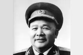 两任妻子被迫改嫁后，徐海东大将迎娶18岁女护士，得到30年的照顾图片