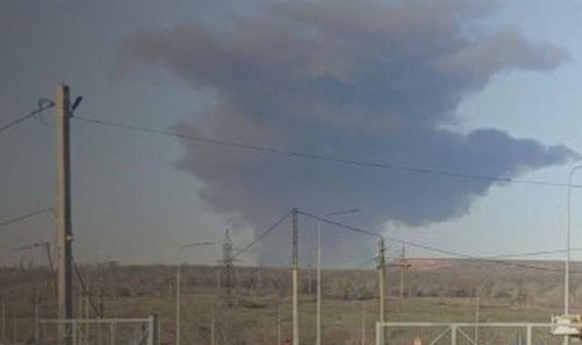 乌克兰发射“风暴之影”导弹在圣诞节袭击俄大型炼油厂，浓烟滚滚