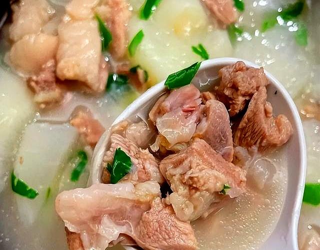 炖羊肉时，4种调料缺一不可，羊肉出锅鲜香不膻，越嚼越香