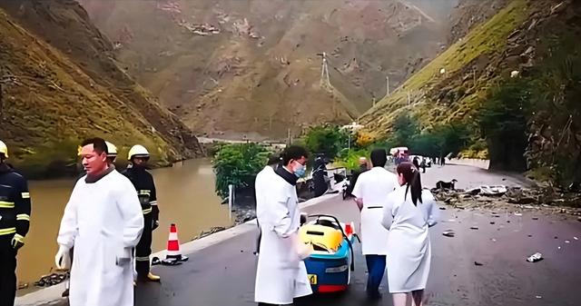 阿坝3对母女遗体又发现一具，在下游17公里石缝中找到，面目全非