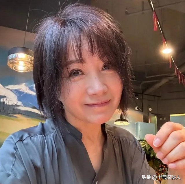 连上5次春晚，私下却和恩师同居怀孕被骗流产，如今56岁依旧单身