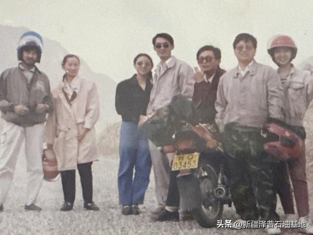 九十年代泽普石油基地青年户外游玩。