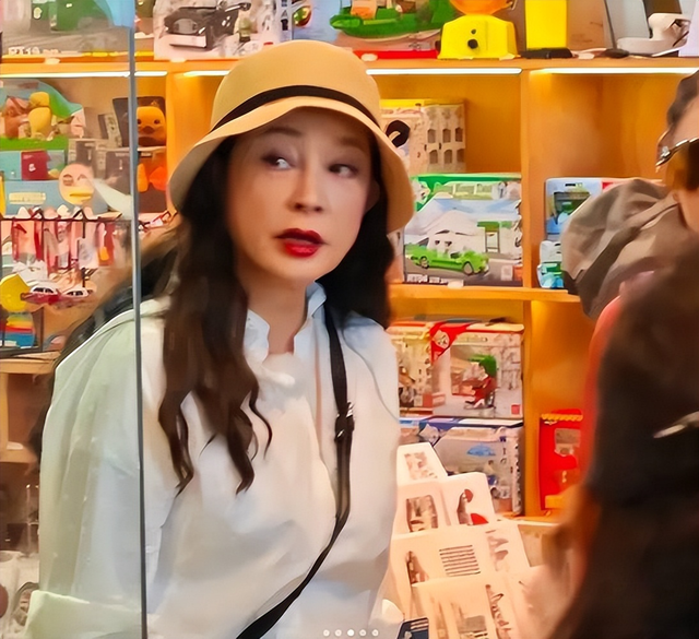 钱再多有什么用？刘晓庆意外摔倒	、反应迟缓	，令人担心的事发生了