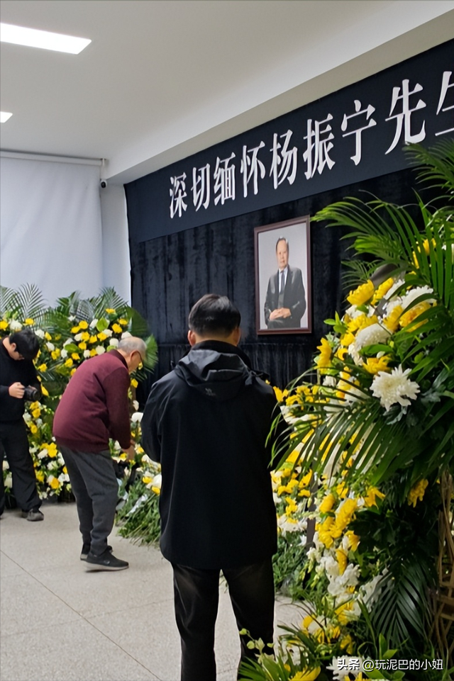 杨振宁追悼会现场！翁帆站首位神情悲伤，64岁老者曝杨老两个贡献