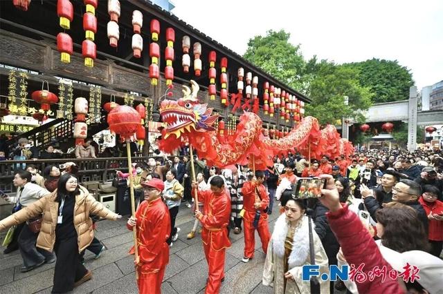 在城市中轴，漫步千年繁华，邂逅人间烟火！