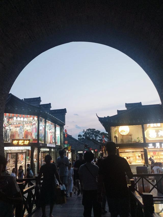 八月没鹅上扬州，关东街—来过却徒留遗憾的地方，我的烧饼与鹅
