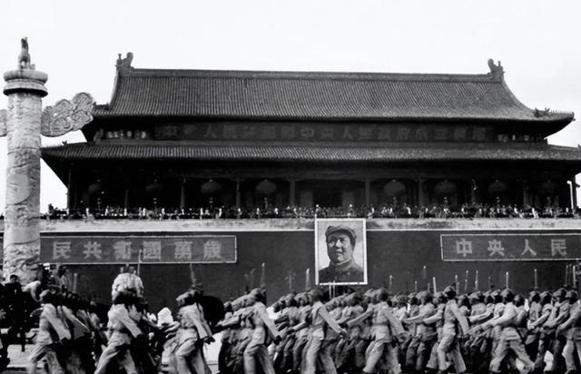 天安门为何不悬挂毛主席的照片，反倒要挂画像？答案令人意想不到