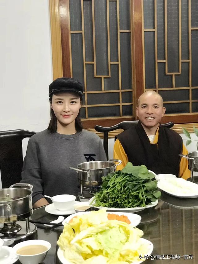 上任才1天，印乐法师和美女大量合影被扒，与释永信区别太明显！