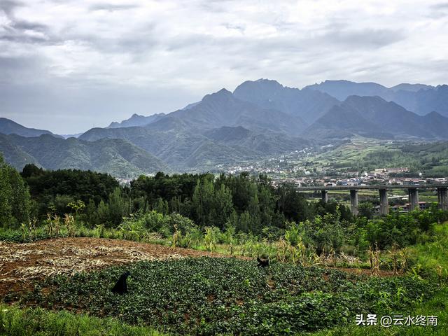 在西安最美免费露营地感叹：坡地变梯田，梯田变草原。真是神奇