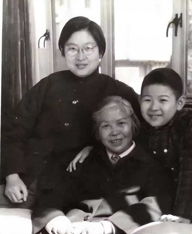 贺子珍离开毛泽东22年，重逢后毛泽东问她：当初你为什么要走？