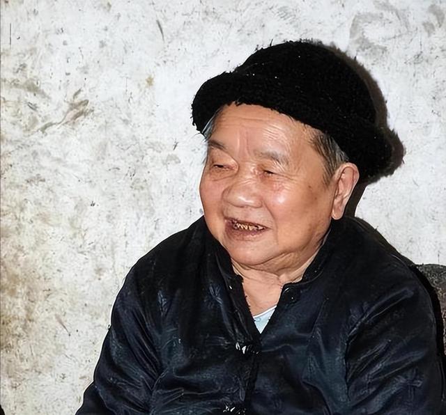 她从大队书记到中央候补委员，84年被开除党籍，退休后住进深山中