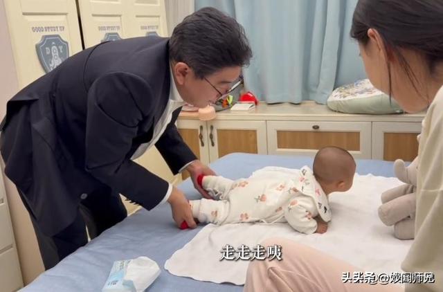 水均益泉州给女儿带娃	，与前妻18年后再同框，主动搭话对方却不理