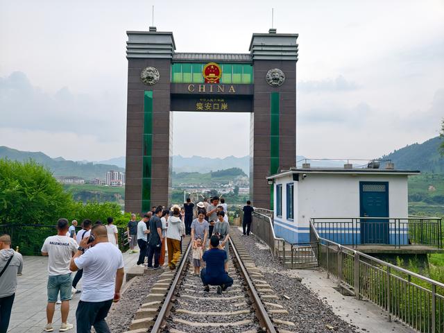 探秘东北第一国门：一座桥，两重天地，半部抗美援朝史