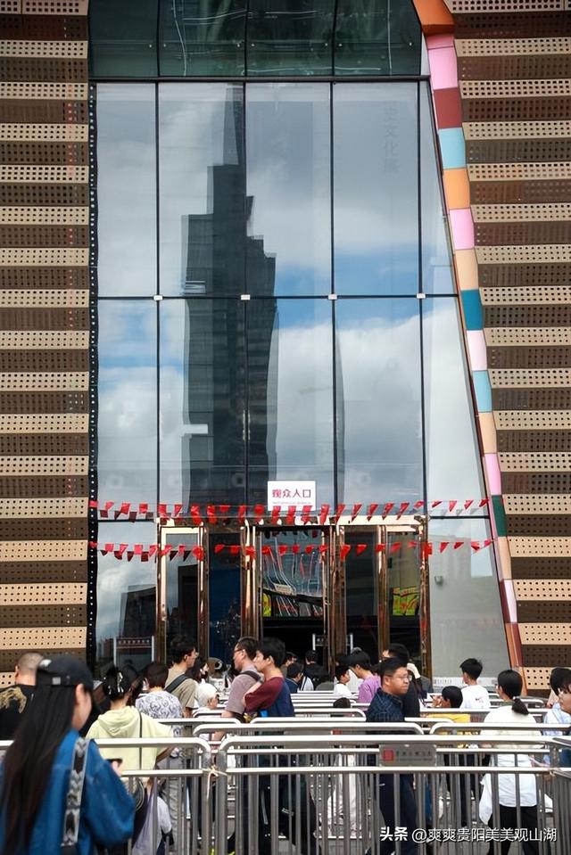 观山湖国庆首日人气爆棚：省博排长队，阿云朵仓碰杯声不断