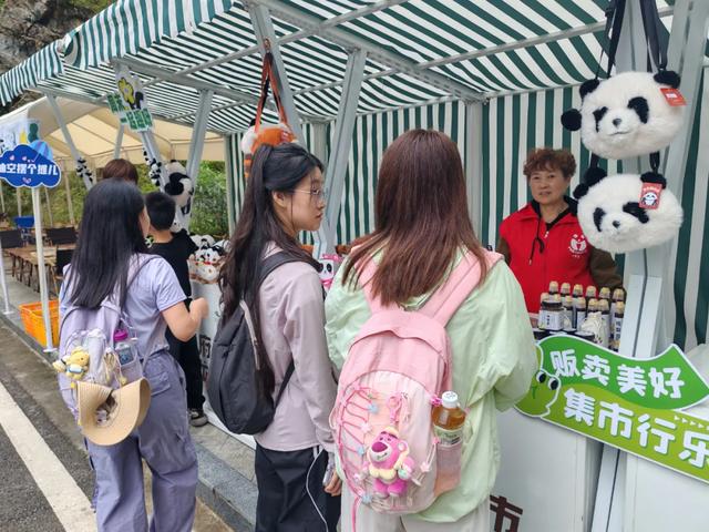 天府药市“进山”、户外文旅“融药”，彭州龙门山镇徒步热催生融合发展新场景