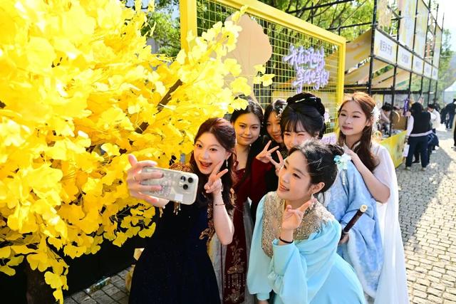 546岁的她过生日！万余市民来汉阳排起长队