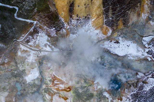 怒江有个清朝就发现的峡谷温泉，水烫得能煮腊肉，走溜索才能到达