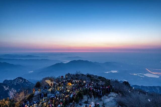 大学生陪爬泰山，月赚多少呢？