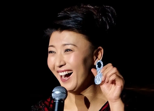 一级演员闫学晶塌房，她做错了两件事