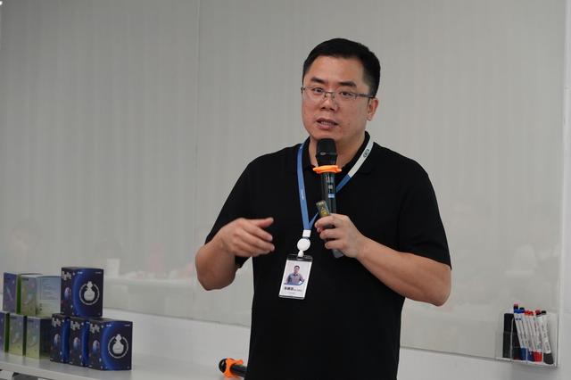 亲子共探AI奥秘，点亮未来科技梦想