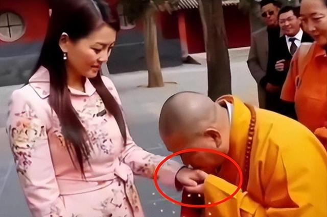李湘不再隐瞒！坦白与释永信关系亮明态度，亲密照终于有了答案
