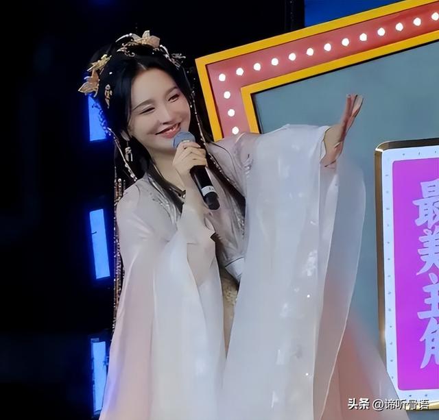 落毛凤凰不如鸡？42岁著名歌手江苏走穴，宾客只顾吃席没人搭理