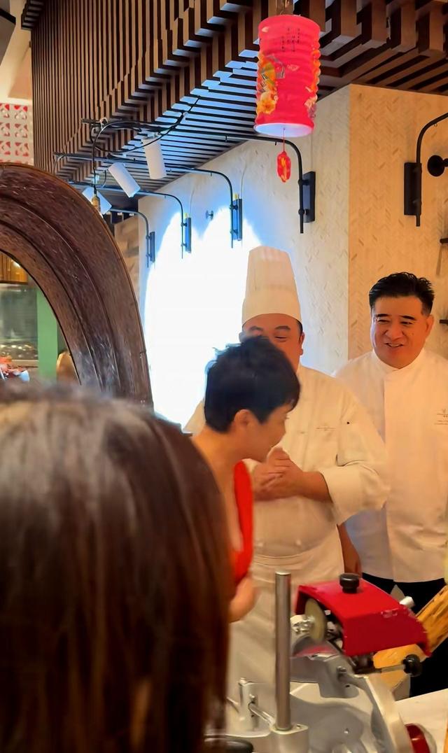 梁安琪好风光，中秋节现身自家酒店澳门葡京切月饼，穿着喜庆霸气