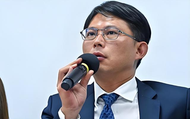 在中日关系敏感时期，他竟然率团赴日访问	，为了刷存在感毫无底线