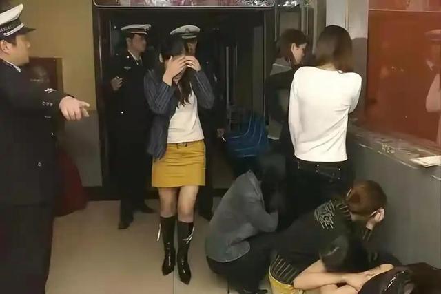 499隔衣服摸胸！私人影院暗藏涉黄：299元起步撕丝袜，还有更过火