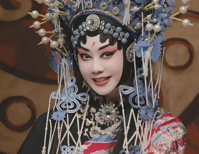 59岁李胜素：她不要丈夫、不要孩子，却活成了最让人羡慕的女人