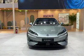 腾势Z9GT DM实拍！看完实车，感觉E级5系不香了！三电机+空悬图片