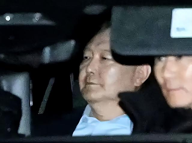 尹锡悦“垂死挣扎”？再度以病重为由，拒绝出庭，但李在明不会放过他，准备下狠手，最后关头绝对不容有失
