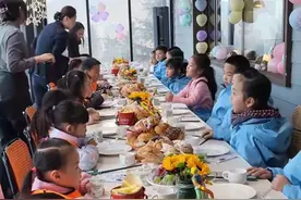 震撼：小砂糖橘与雾凇宝贝，第一次同桌，网友称：南北大会开始了图片