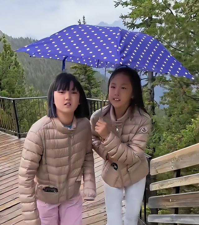 闯祸了！央视主持人出国旅游，携妻女高调炫海外生活，被网友骂惨