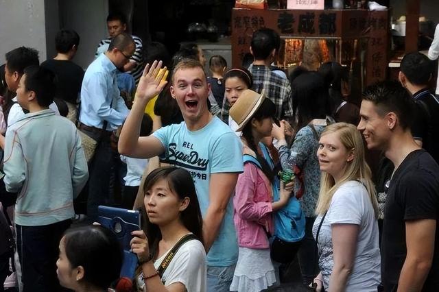 太意外，大量外国游客涌入中国，打着旅游的"幌子"，实则另有目的