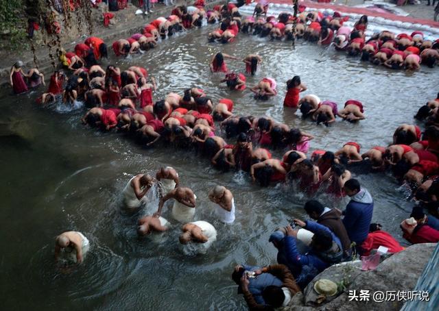 尼泊尔“独特的风景线”，游客看到后脸会发红，有的直接捂眼离开