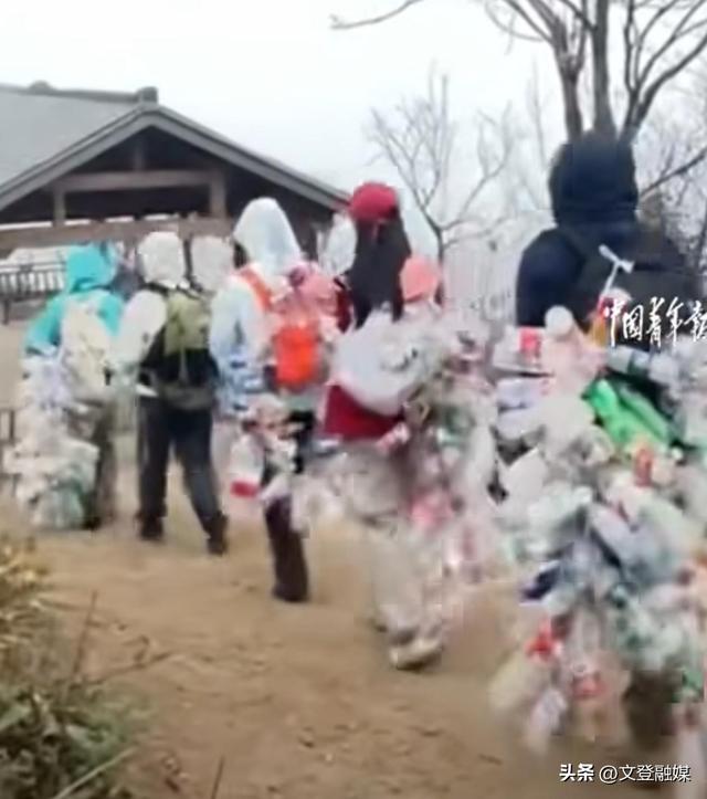 驴友爬山顺带捡垃圾，带回700多个塑料瓶子